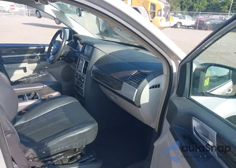 2010 Chrysler Town & Country Touring from USA, damaged, VIN 2A4RR5DX1AR290963